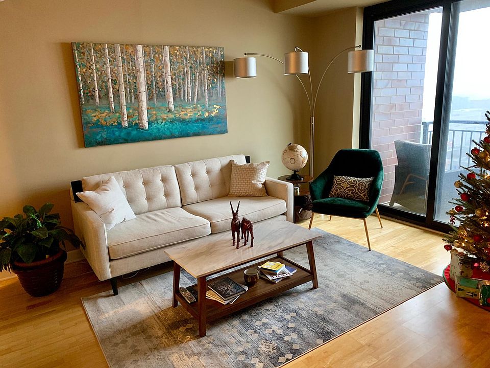 Living room (now a light gray / white color!)