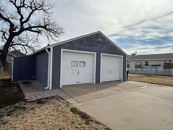 3rd image of 1211 N Maple St