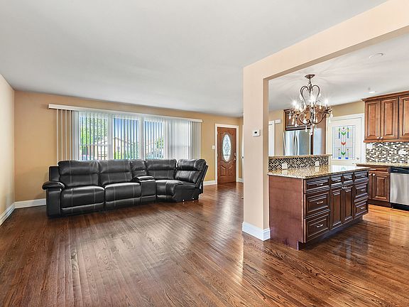 4th image of 7842 New Castle Ave