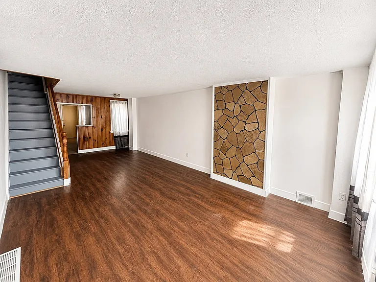 2547 N Water St — Photo 2