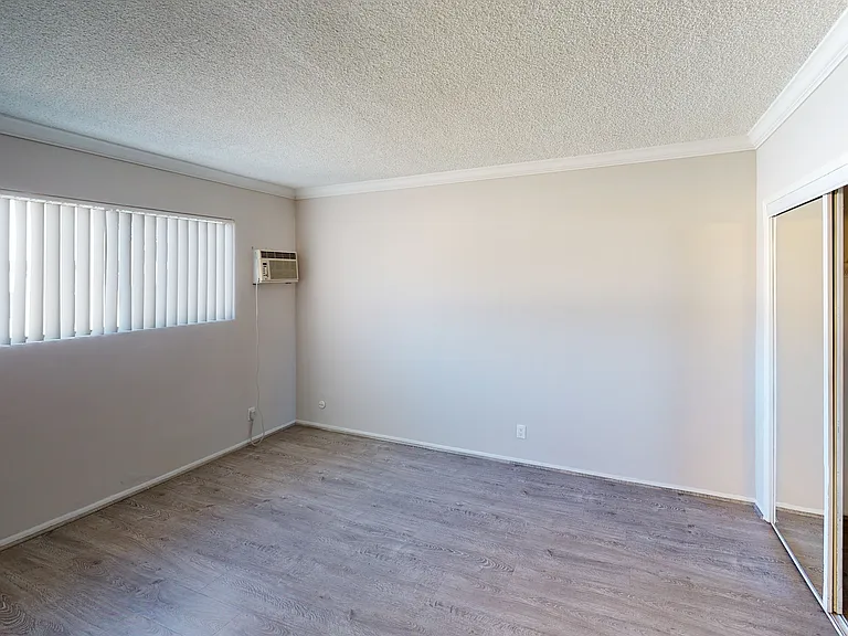 11921 Chandler Blvd — Photo 13
