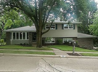 2355 Clarke Crest Dr, Dubuque, IA 52001