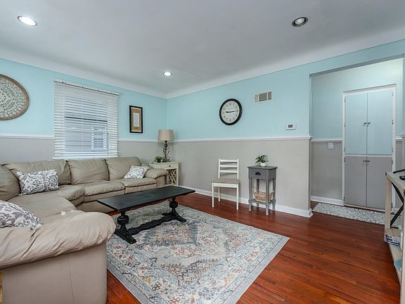 3rd image of 1613 Sunnyside Dr