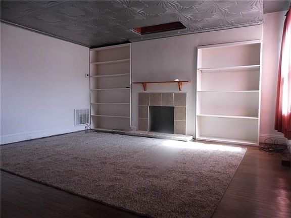 RAISED LIVING ROOM - THIRD FLR - DEC FIREPLACE - BUILTINS