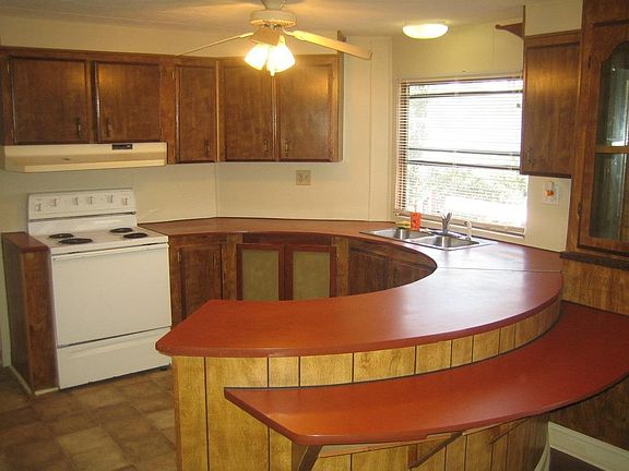 5th image of 140 Elaine Dr