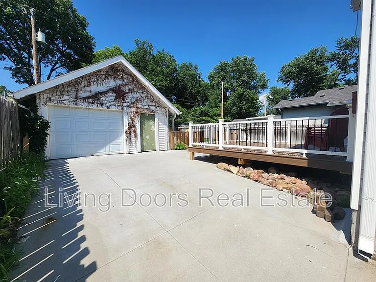 2300 Sewell St — Photo 25