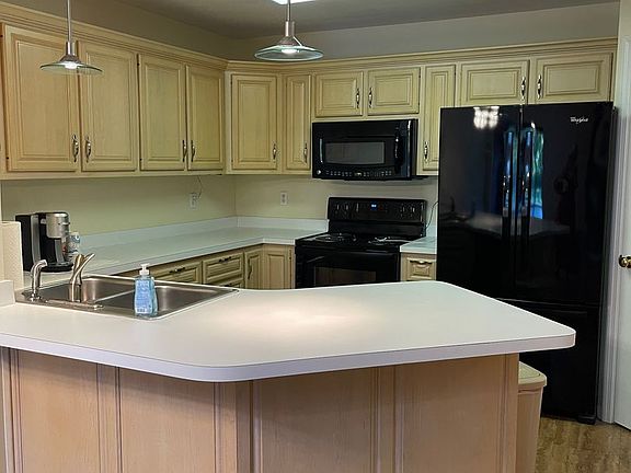 4th image of 681 Sunrise Cir