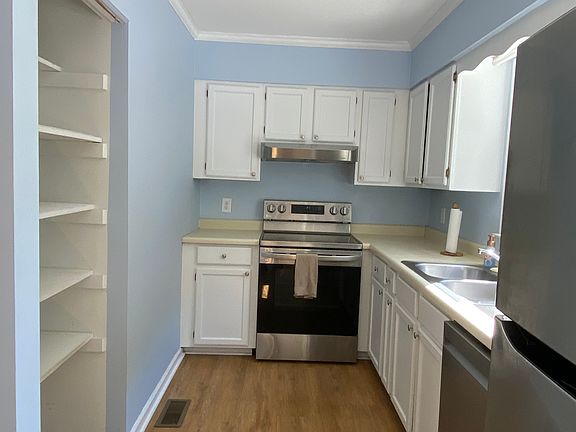 sunny kitchen w large pantry