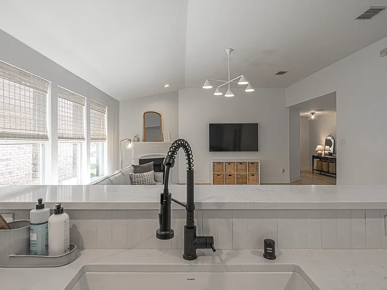 1301 Oak Hollow Ln — Photo 5