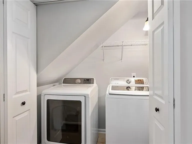 2162 Larchwood Rd SW — Photo 11