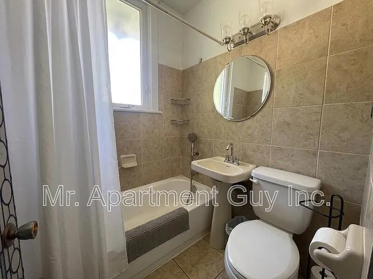 237 Ottawa St S — Photo 8
