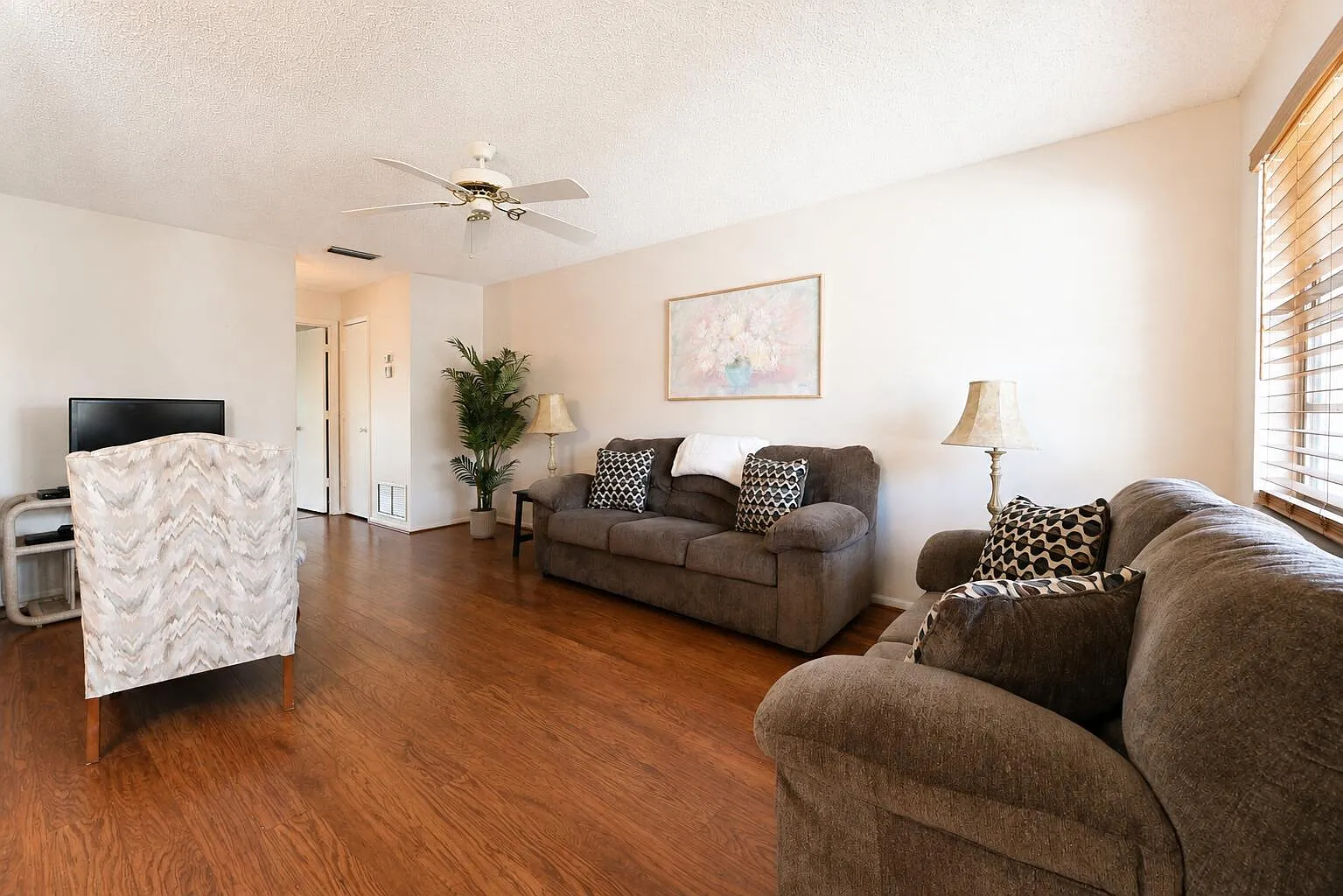1 bed, 1.5 bath, 800 sqft, $1,350 — Photo 2