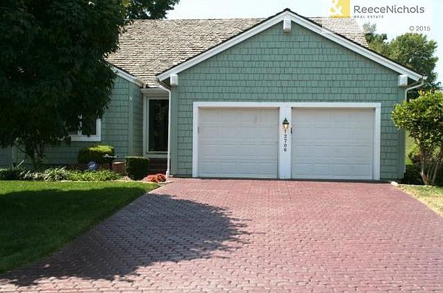 One level living in this end unit villa in Wellington Green. Ba