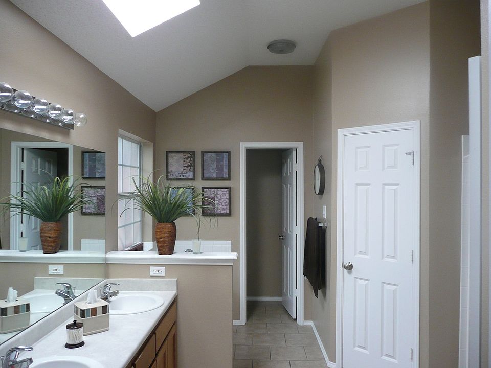 Master bath, separate shower & tub