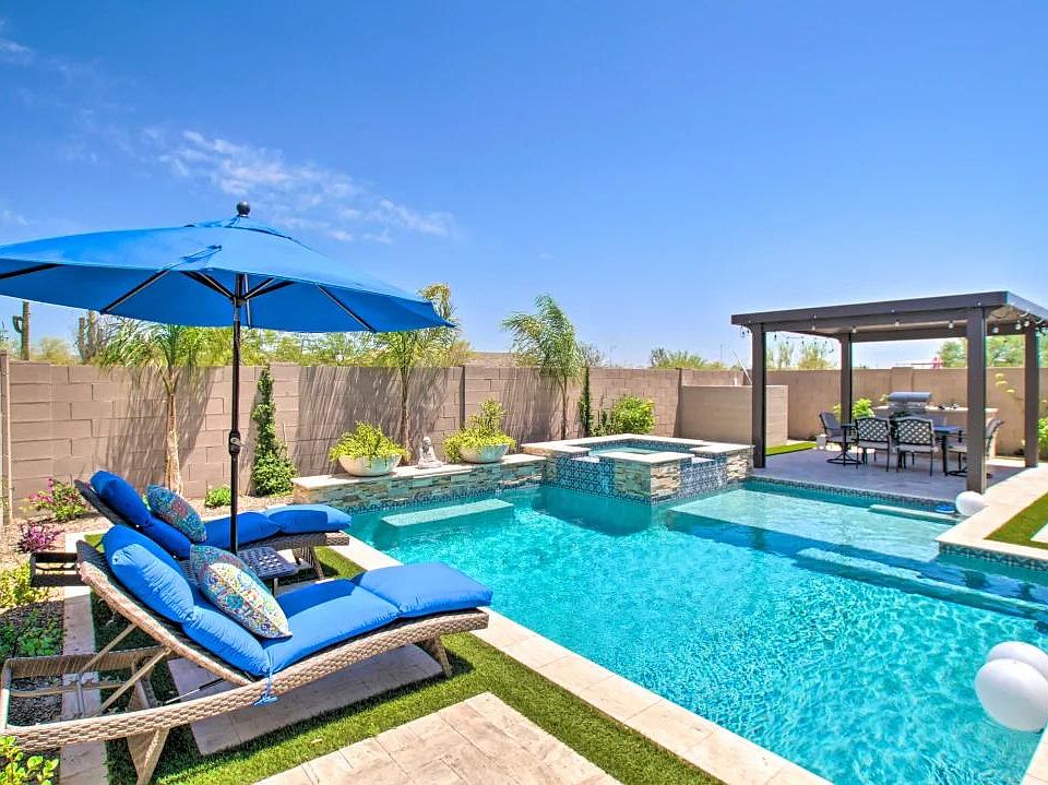 Relaxing private backyard!
