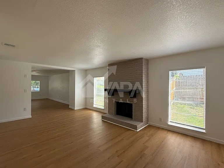 1074 Honeytree St — Photo 4