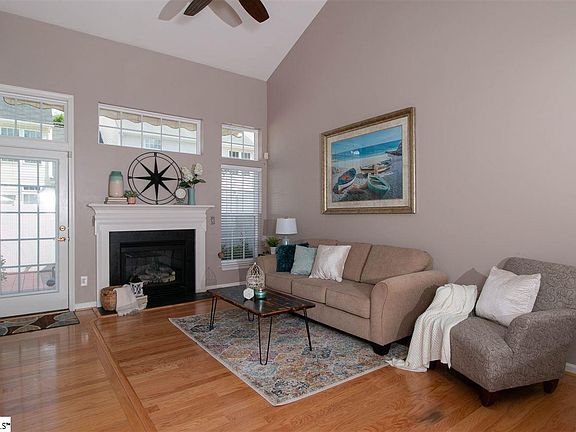 3rd image of 215 Cherub Ct