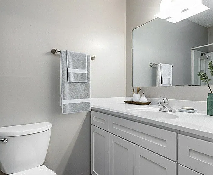 Deluxe Bathroom 3