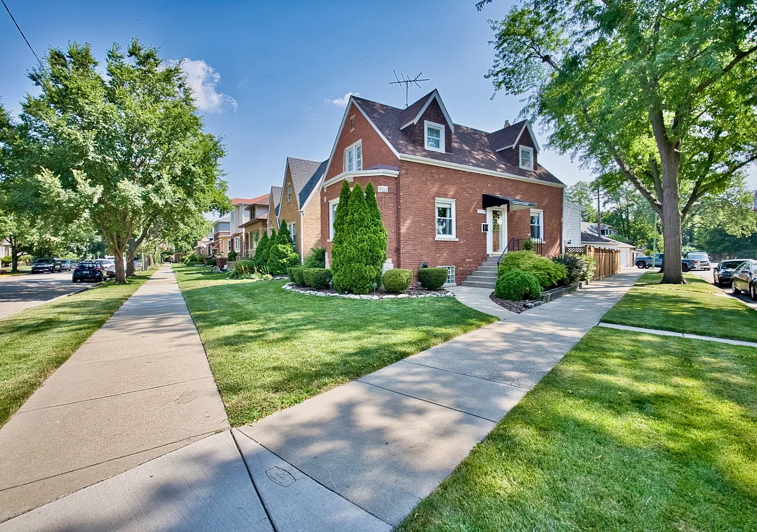 3 bed, 1.5 bath, 1756 sqft, $3,400 — Photo 2