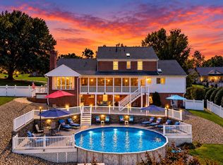 1636 Summit Dr, Waynesboro, VA 22980