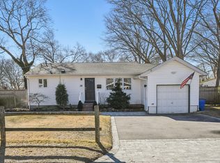 35 Pueblo Ct, Sayville, NY 11782