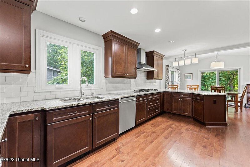 4th image of 63 Fieldstone Drive