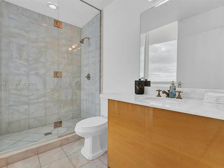 50 S Pointe Dr #2102 — Photo 8
