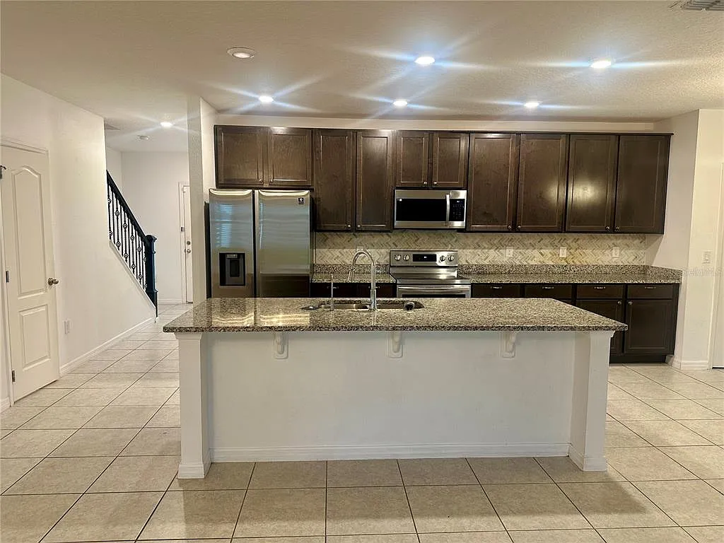 4 bed, 2.5 bath, 2213 sqft, $2,500 — Photo 4
