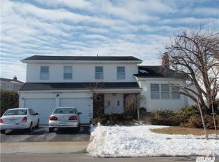 2682 Seamen Neck Rd, Seaford, NY 11783