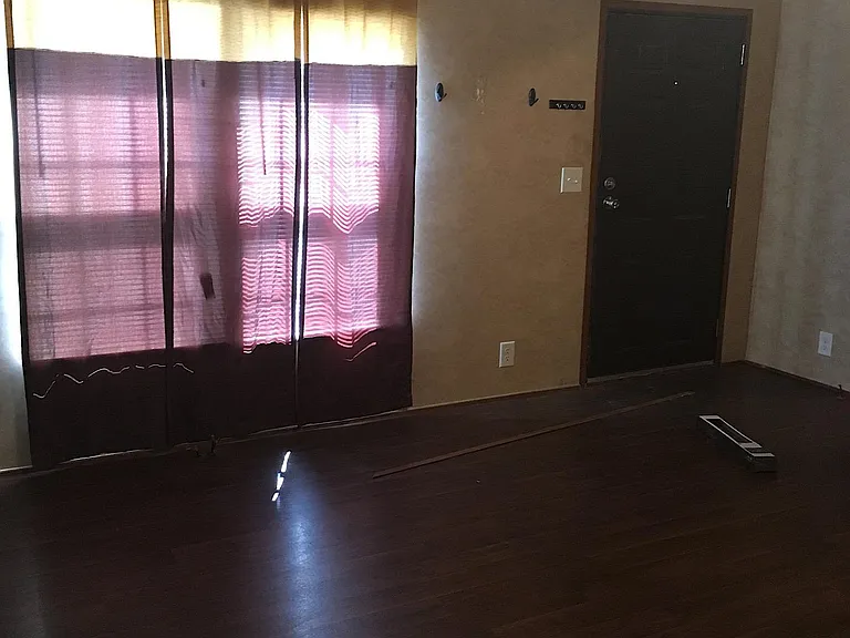 135 Elaine Dr — Photo 2