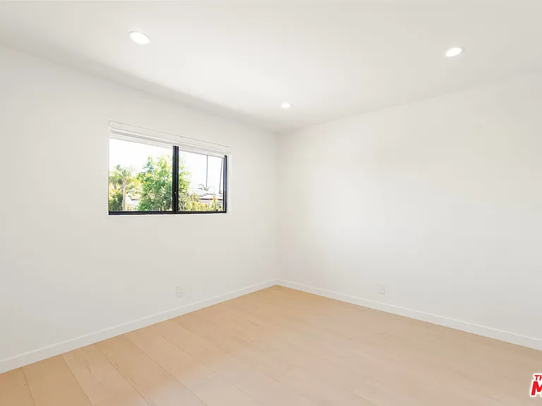 4933 Collett Ave — Photo 35
