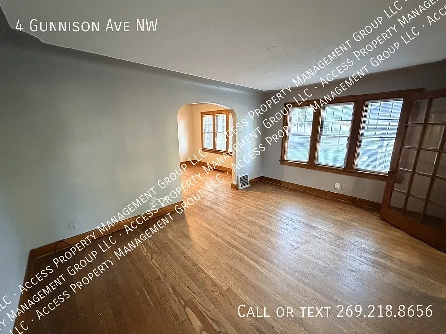 NW Side 3 Bedroom 1 Bathroom Home By Pew Campus — Photo 4