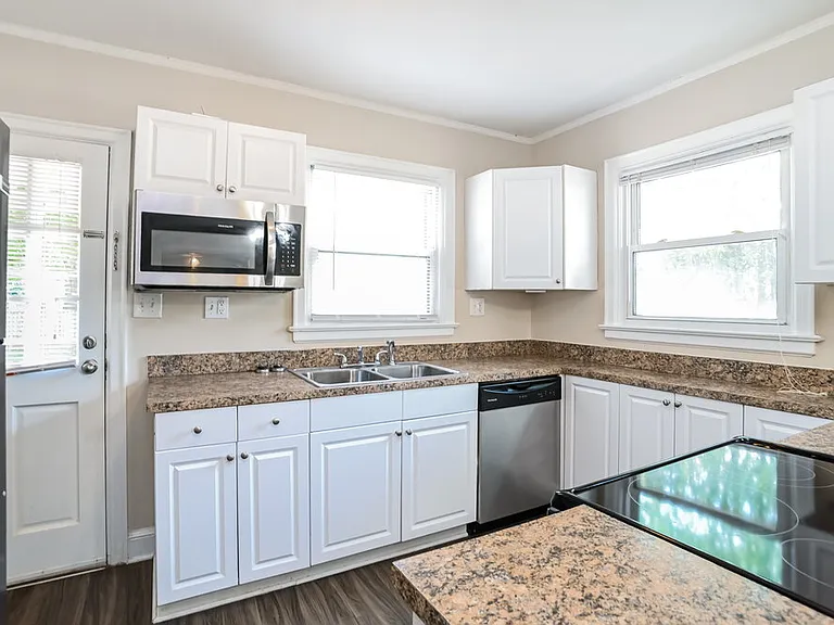 2400 Morton St — Photo 10
