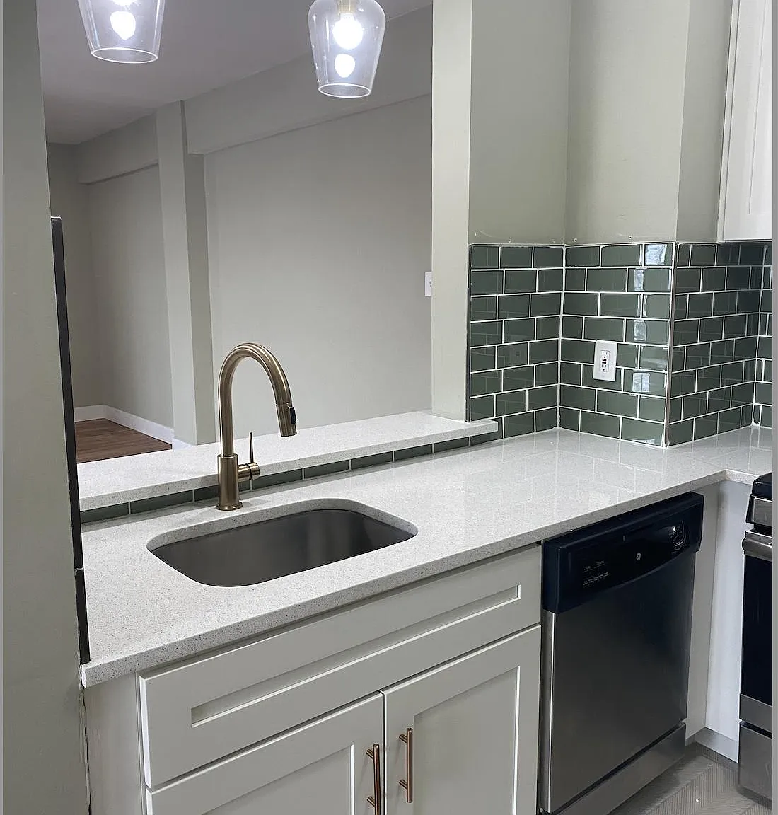 Studio, 550 sqft, $898 — Photo 2