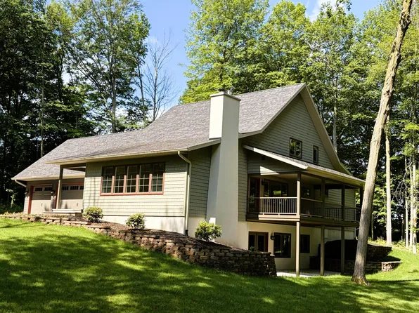 8806 Lakewood Trl, Berrien Center, MI 49102