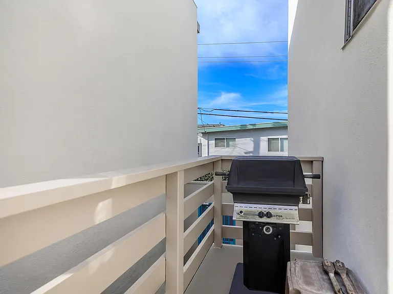 Sea Breeze Beach Apartments — Photo 18