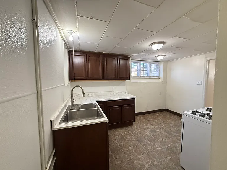 231 W 4th St #4 — Photo 20