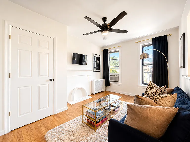 160 Smith St #4R — Photo 1