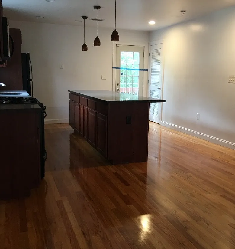 5 bed, 9999 sqft, $8,200 — Photo 3