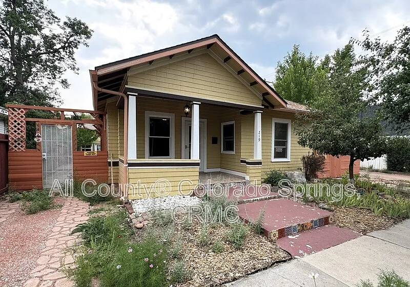2 bed, 1.0 bath, 1085 sqft, $1,700 — Photo 1