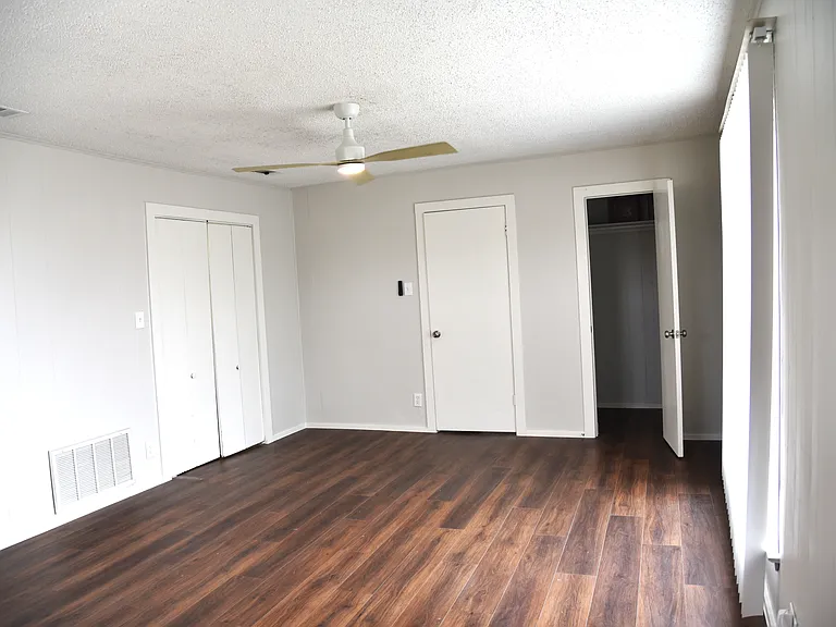 900 W Chestnut St — Photo 17