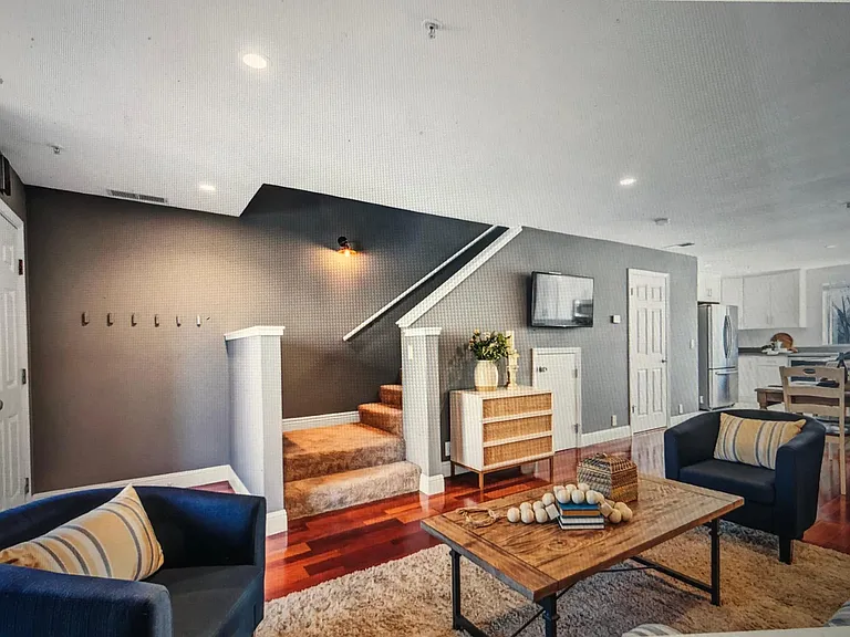 1128 Pear Tree Ln — Photo 3