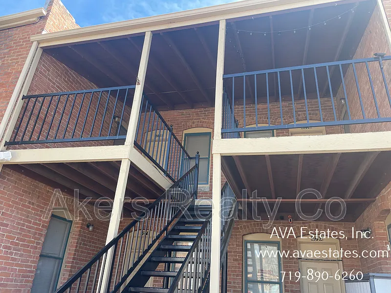 Building Photo - 407 W 11th St #B