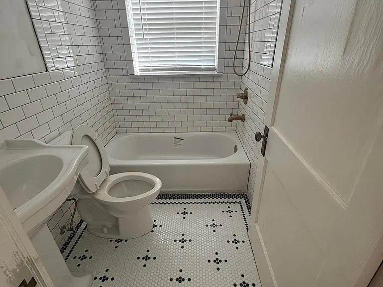 219 W Meadow St — Photo 12
