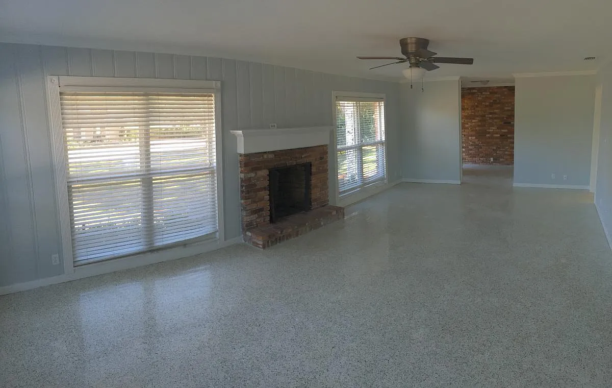 Photo 2 of 24 - 1301 W Lake Otis Dr SE - Winter Haven, FL Building Photo - 1301 W Lake Otis Dr SE