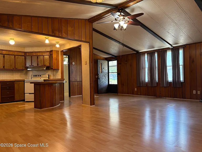 126 Vanguard Cir — Photo 2