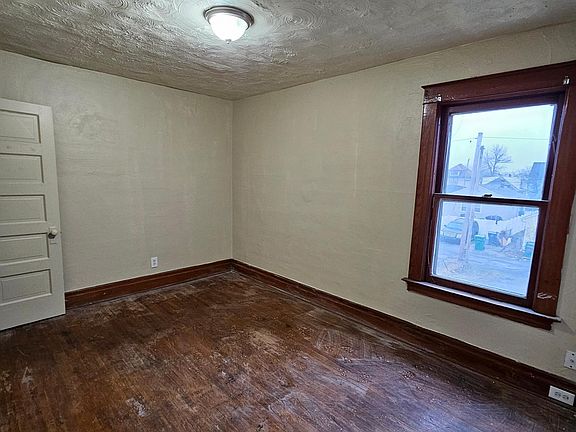 3rd image of 2227 Whitney Ave