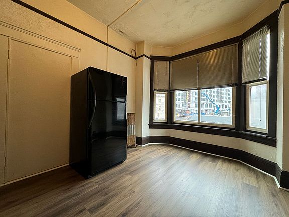 5th image of 1731 W Burnside St #7