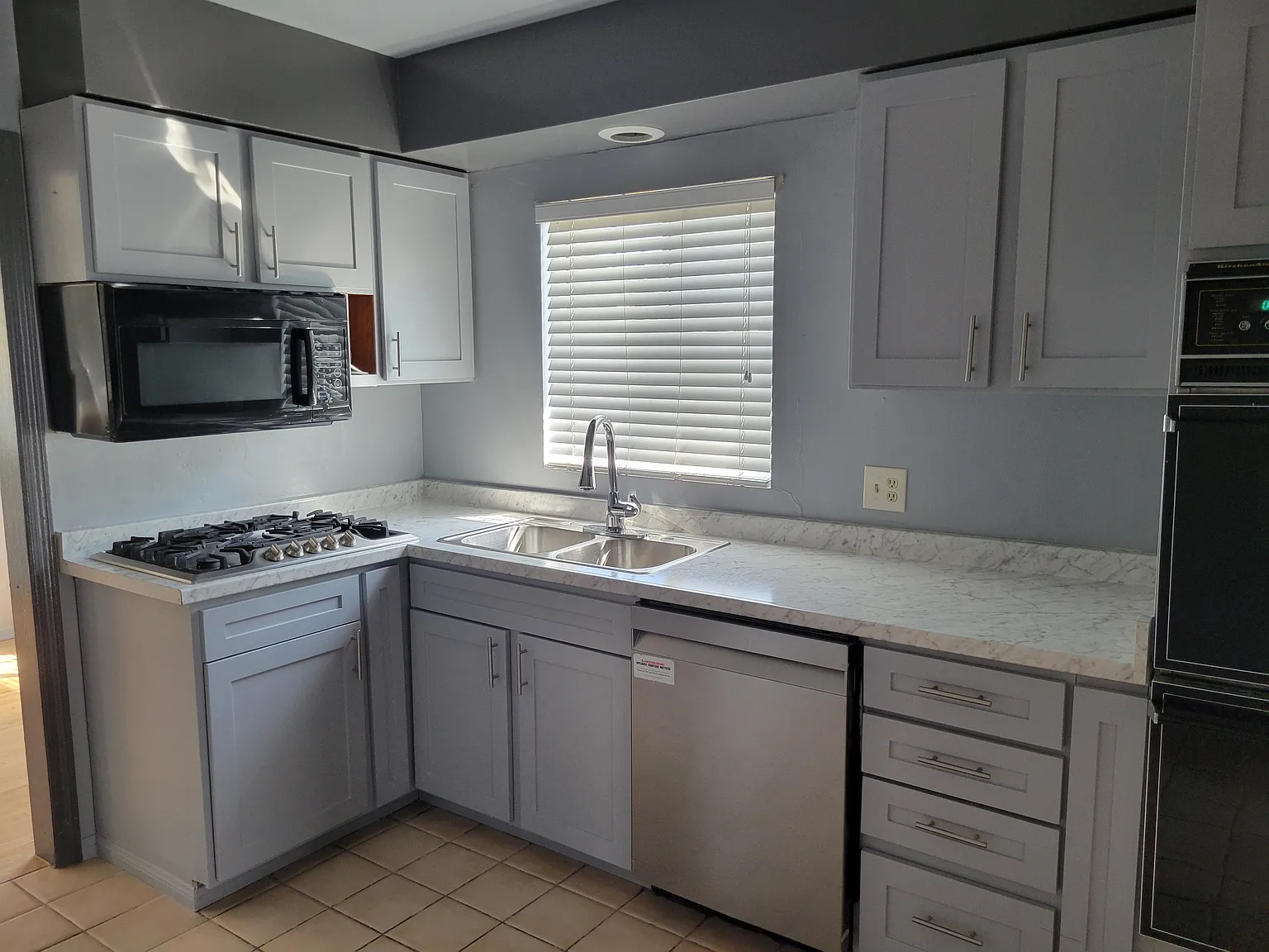 3 bed, 1.5 bath, 1016 sqft, $4,500 — Photo 3