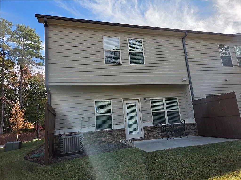 3 bed, 2.5 bath, 1638 sqft, $2,200 — Photo 3